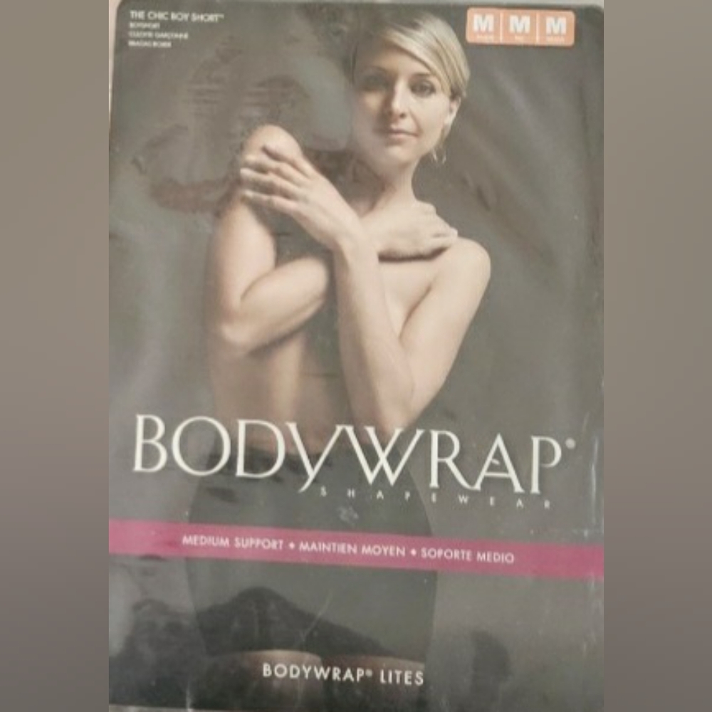 Shapewear The Chic Boy short new size Medium Tan nwt